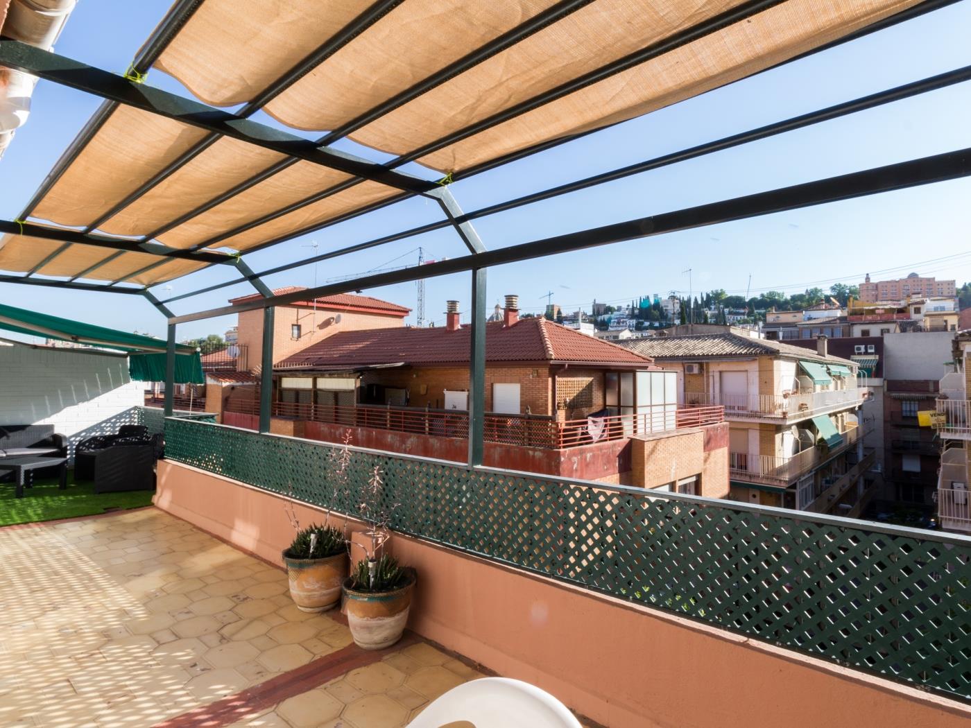 Apto Paseo del Salón. Penthouse central avec une grande terrasse. à Granada
