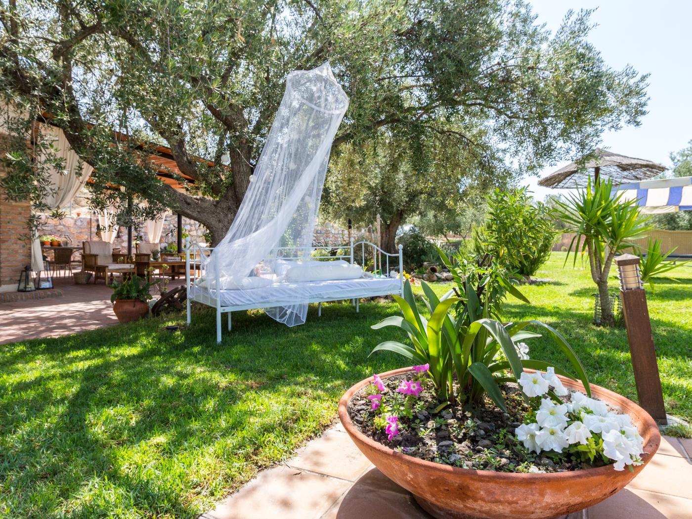 Charming farmhouse, garden, pool and wifi in Dúrcal