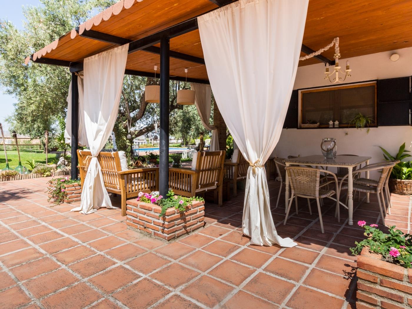 Charming farmhouse, garden, pool and wifi in Dúrcal