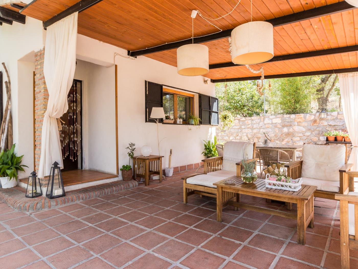 Charming farmhouse, garden, pool and wifi in Dúrcal