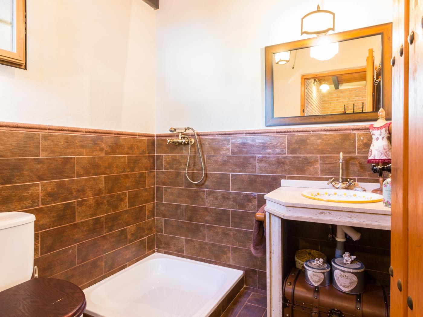 Charming farmhouse, garden, pool and wifi in Dúrcal
