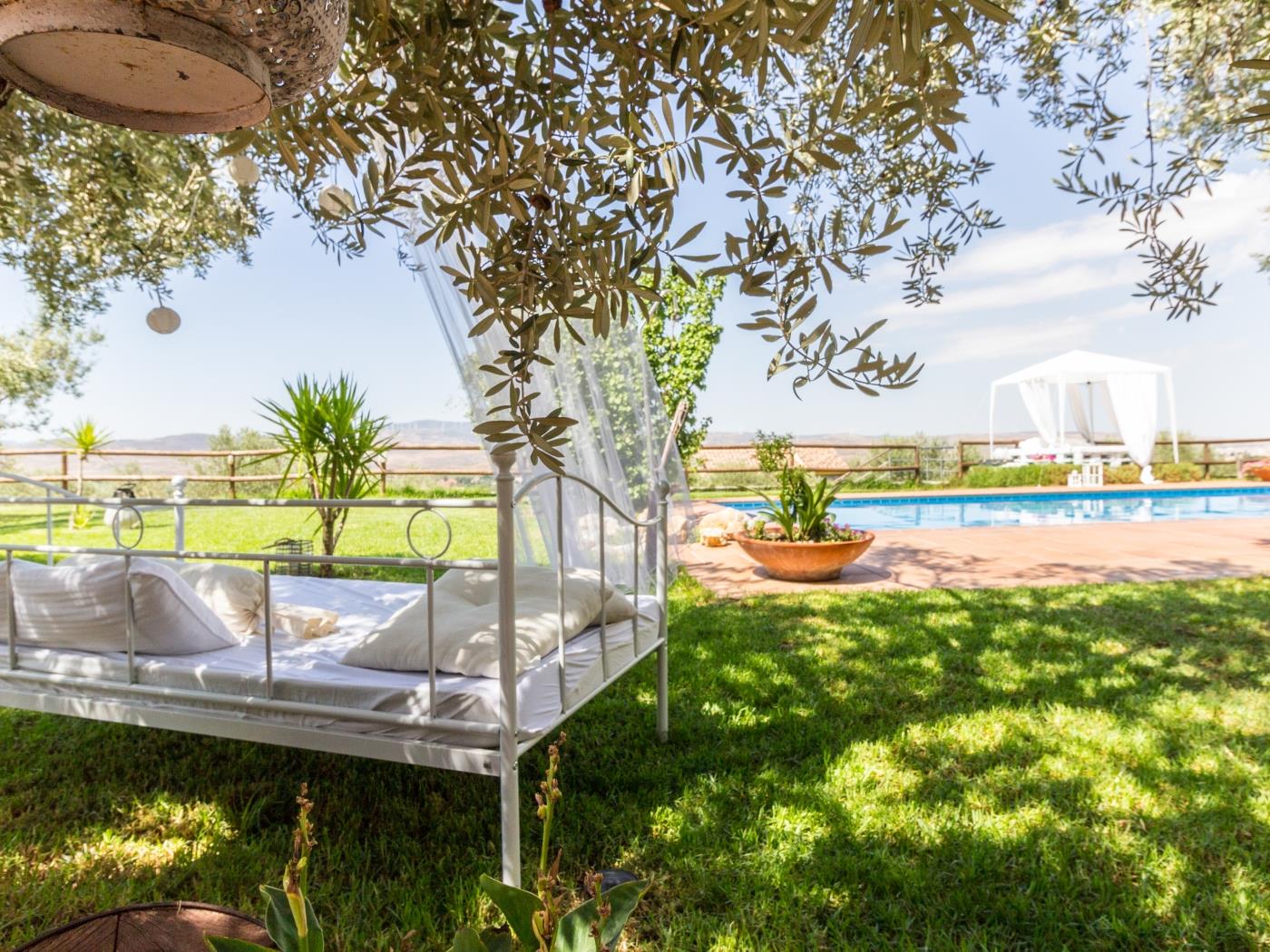 Charming farmhouse, garden, pool and wifi in Dúrcal