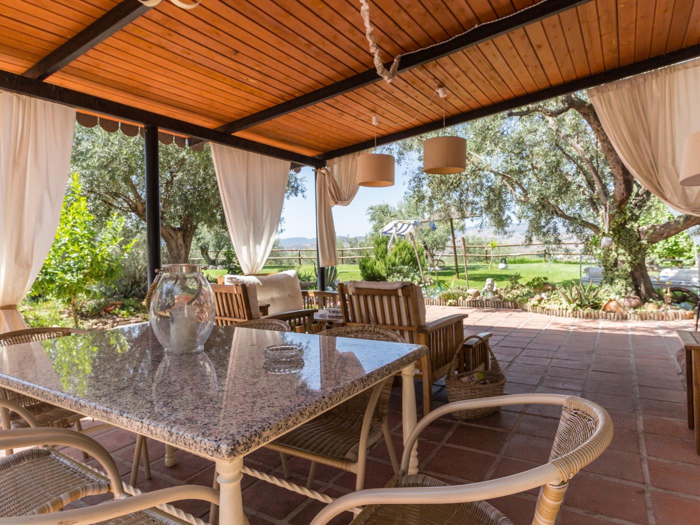 Charming farmhouse, garden, pool and wifi in Dúrcal