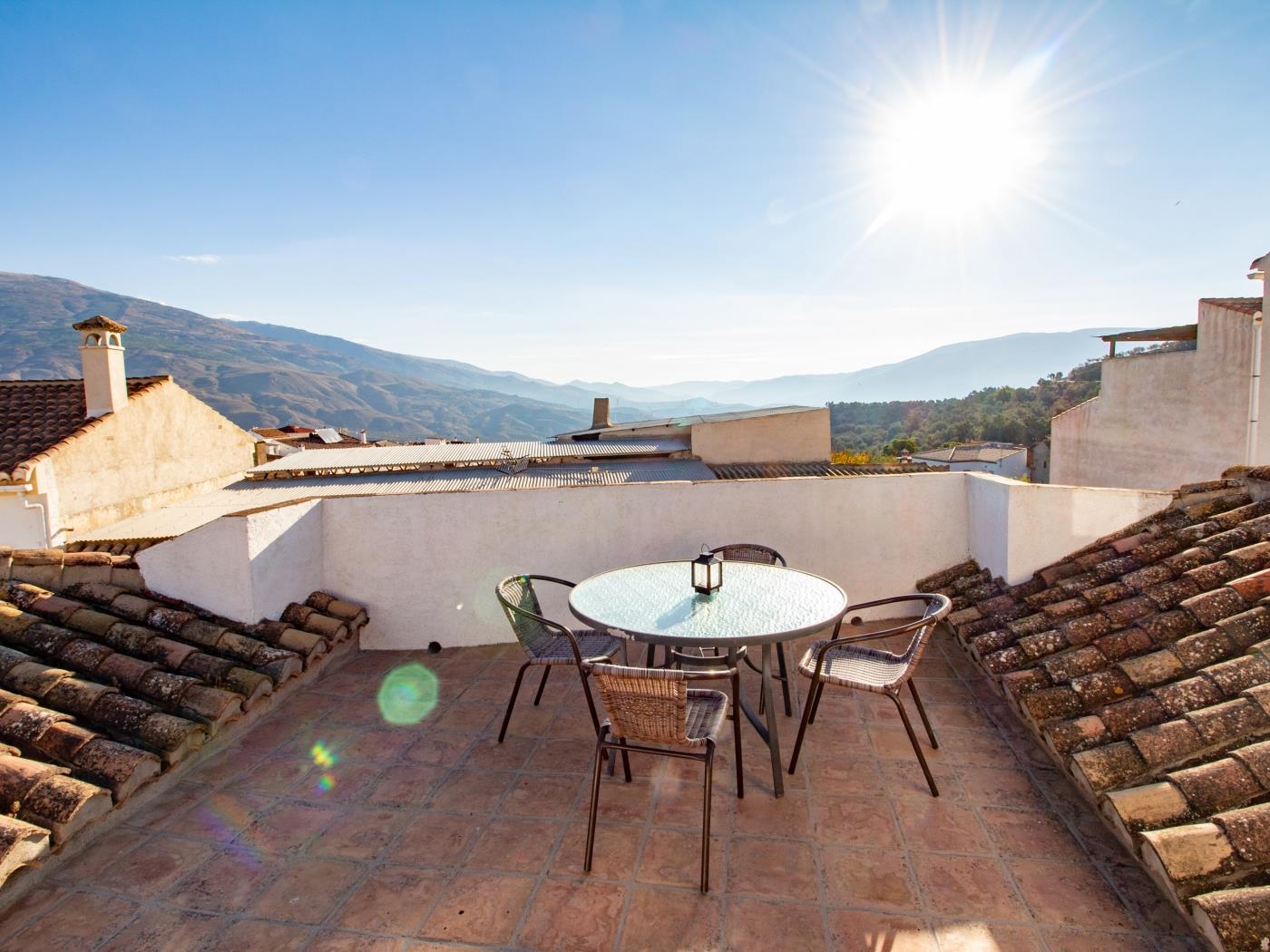 Schönes andalusisches Haus mit Pool und Grill. in Pinos del Valle