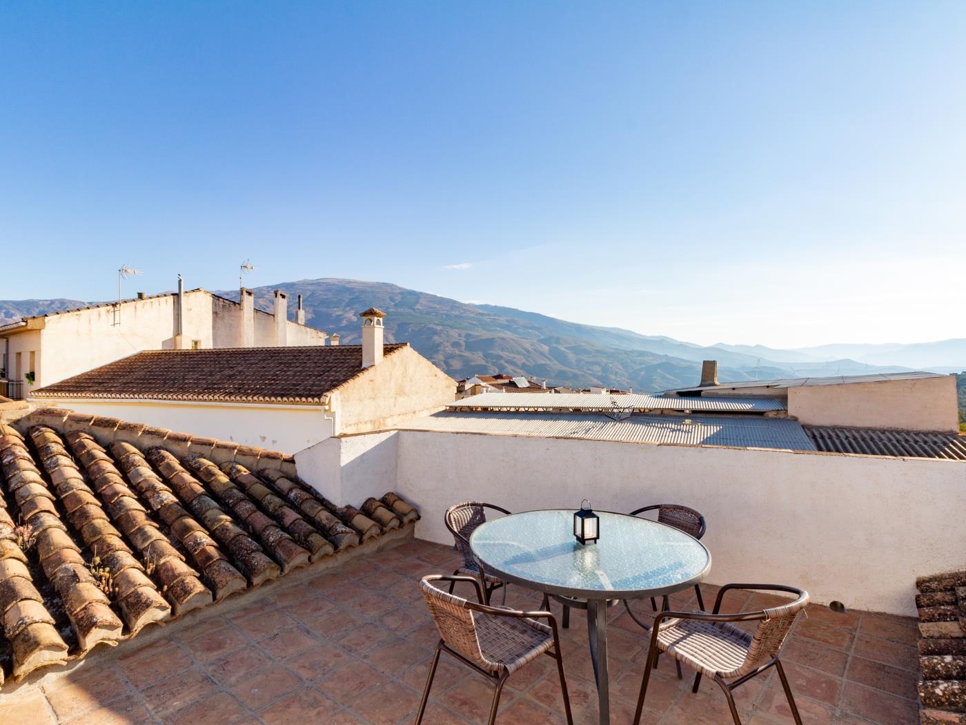 Schönes andalusisches Haus mit Pool und Grill. in Pinos del Valle