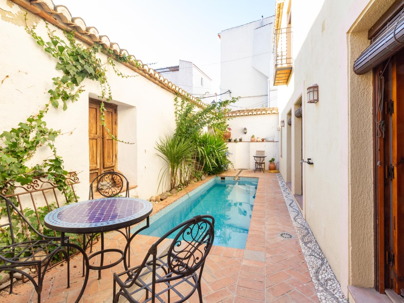 Schönes andalusisches Haus mit Pool und Grill. in Pinos del Valle