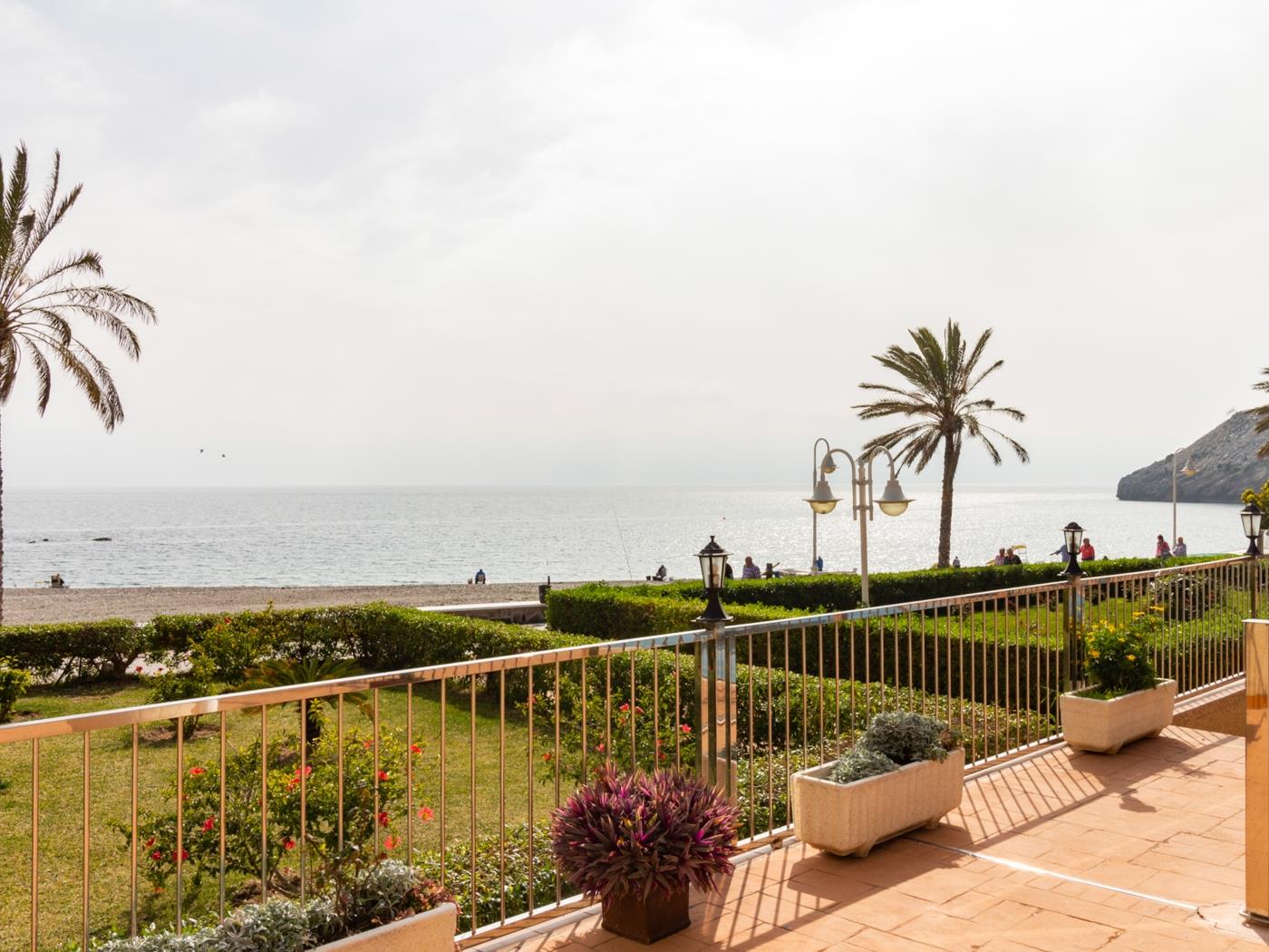 Apto Castell Beach. Apartment mit einer geräumigen Terrasse am Meer. in Castell de Ferro