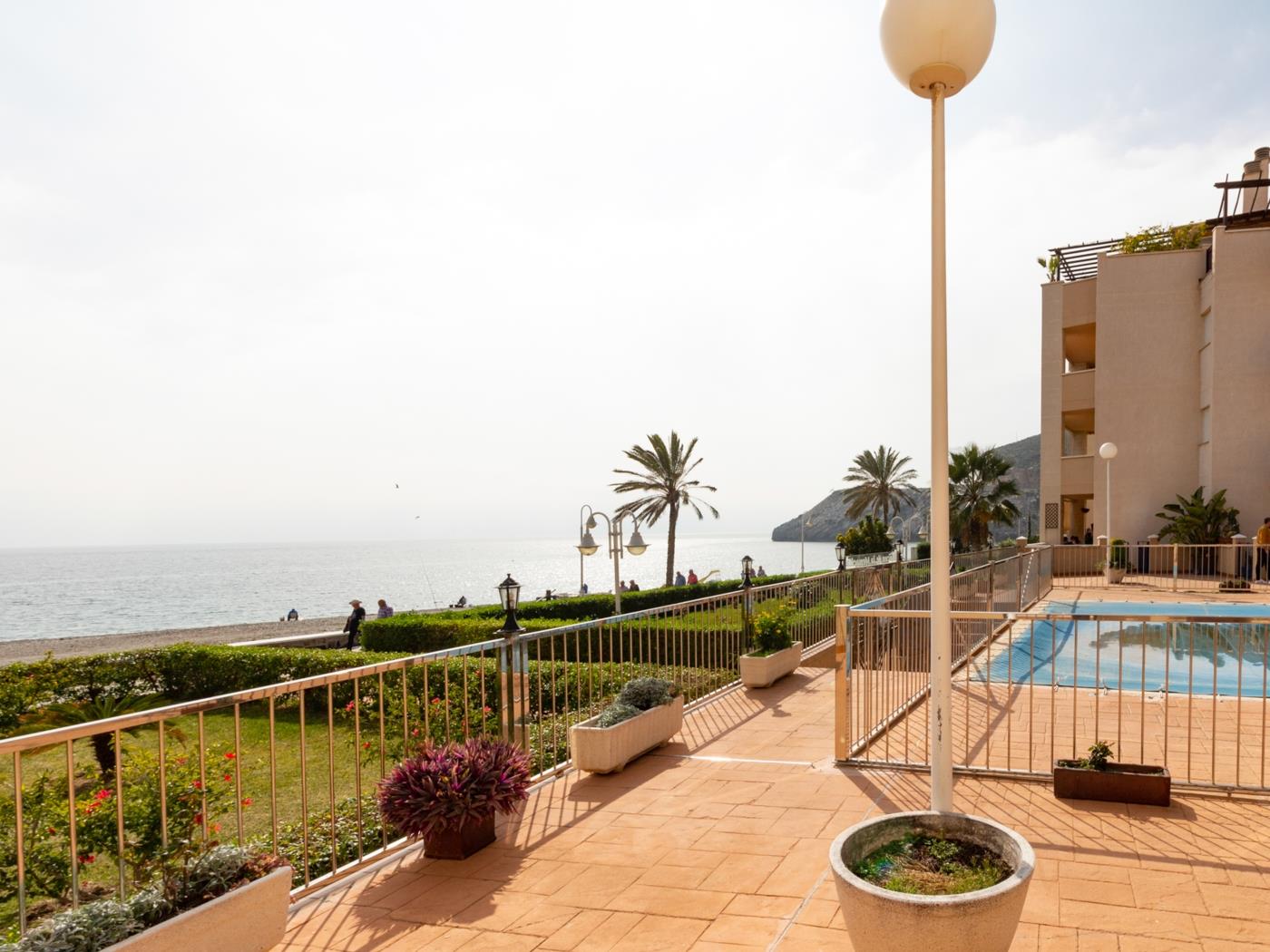 Apto Castell Beach. Apartment mit einer geräumigen Terrasse am Meer. in Castell de Ferro