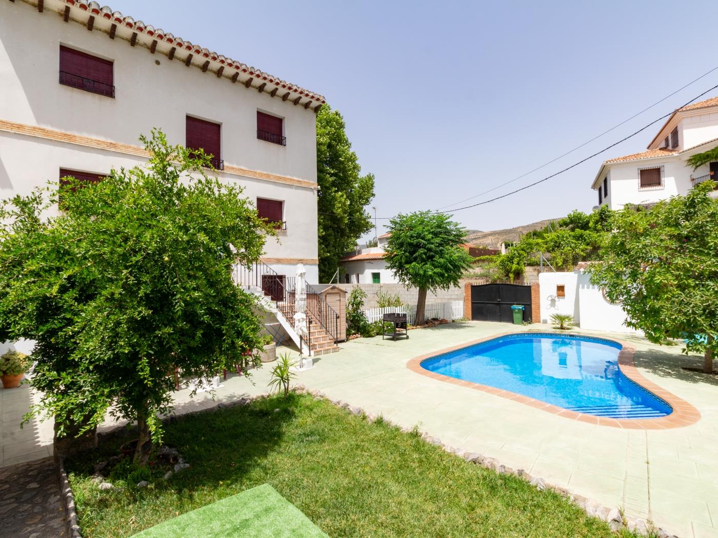 Complejo de 3 apartamentos con piscina, en Melegís