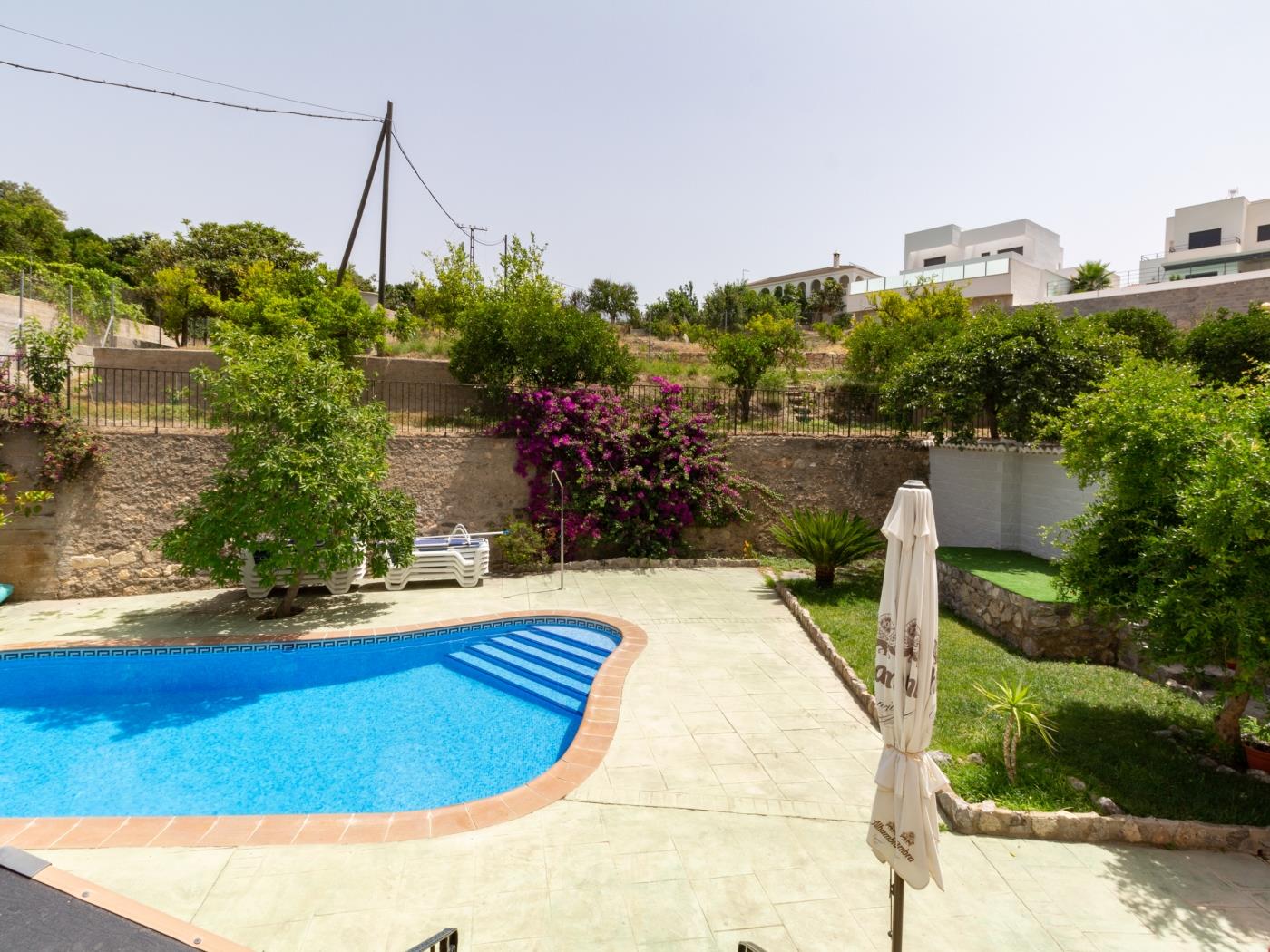 Complejo de 3 apartamentos con piscina, en Melegís