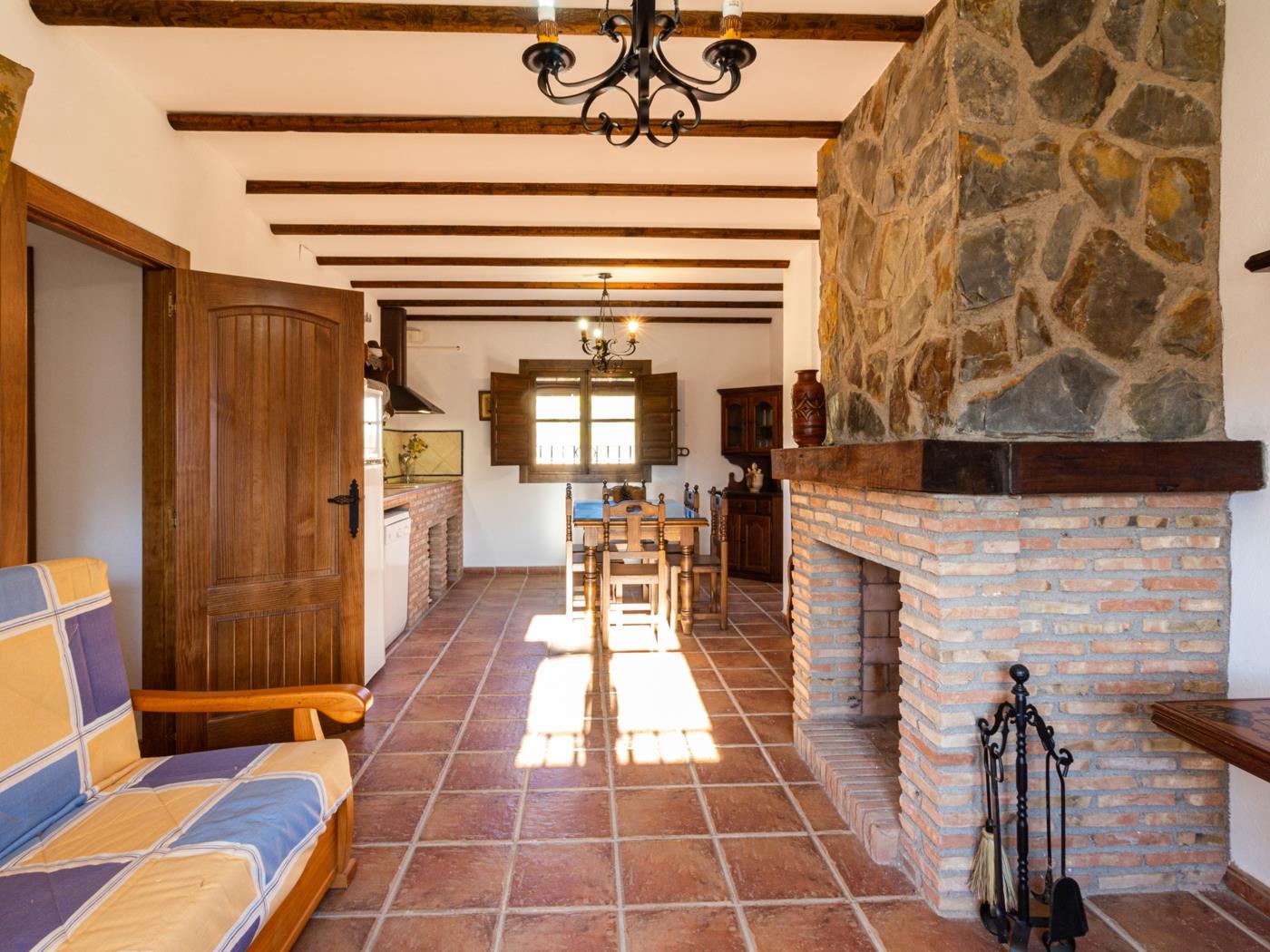 Complejo de 3 apartamentos con piscina, en Melegís