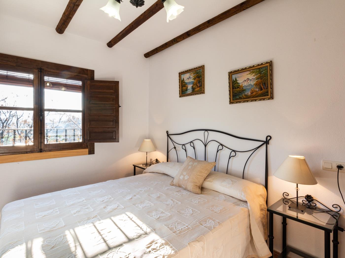 Complejo de 3 apartamentos con piscina, en Melegís