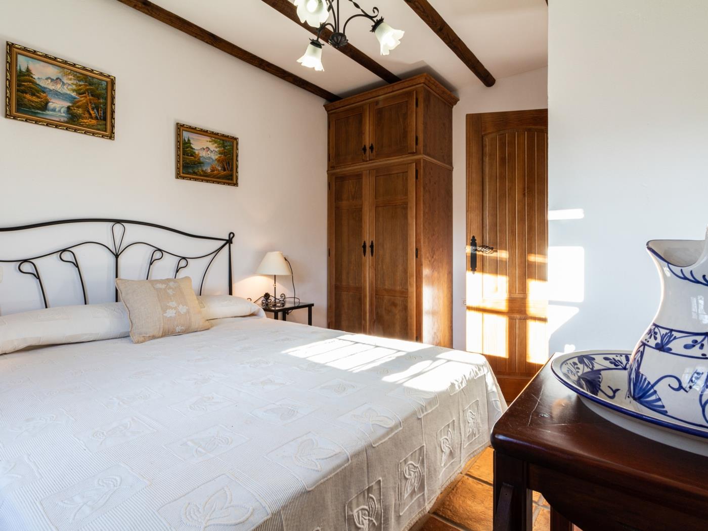 Complejo de 3 apartamentos con piscina, en Melegís