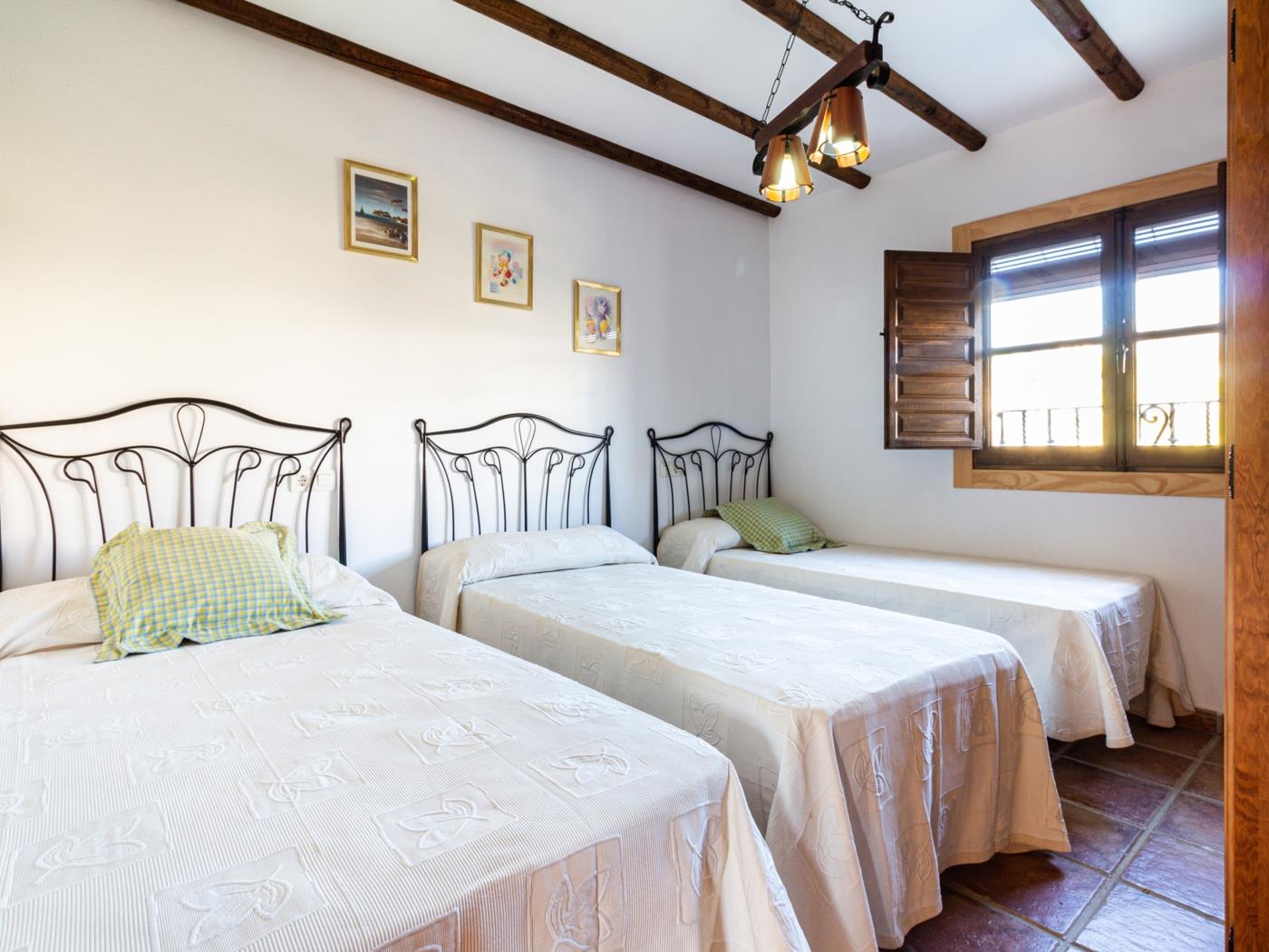 Complejo de 3 apartamentos con piscina, en Melegís