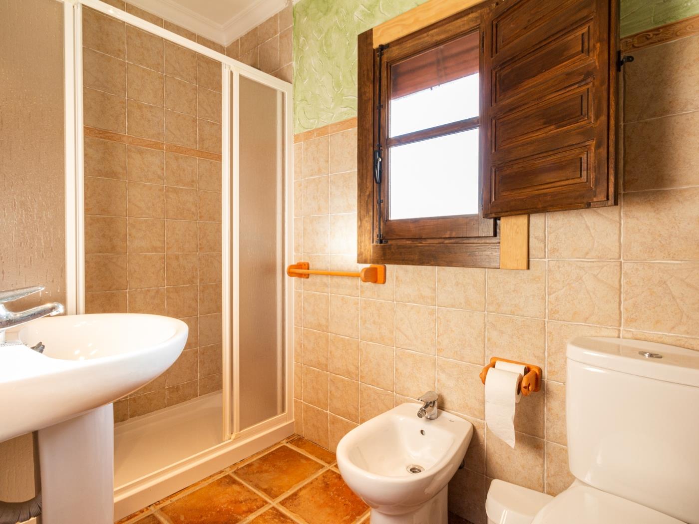Complejo de 3 apartamentos con piscina, en Melegís