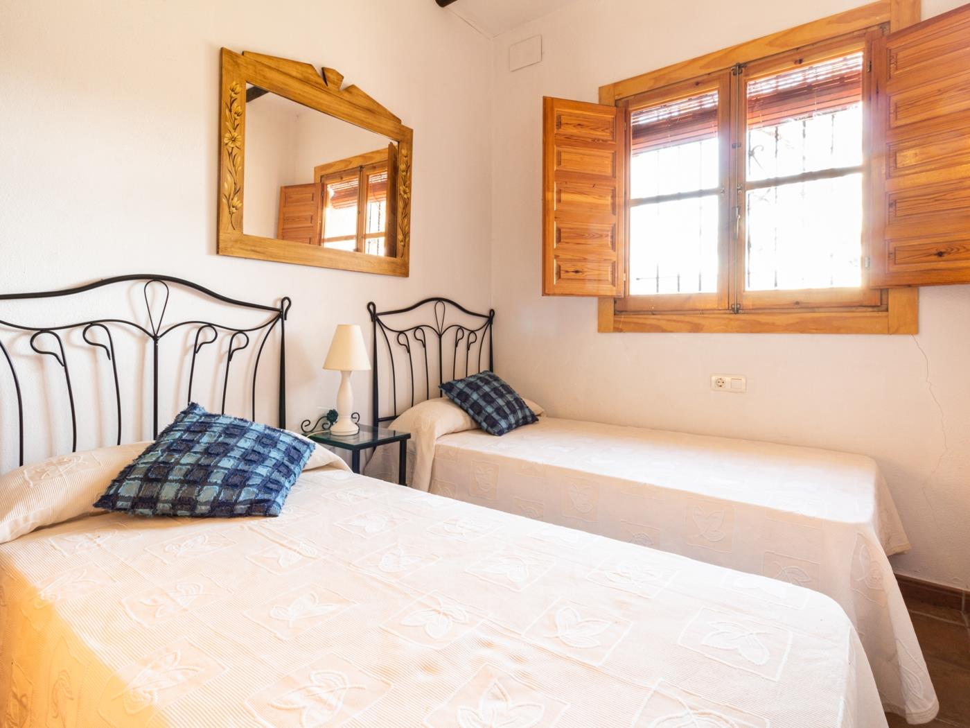 Complejo de 3 apartamentos con piscina, en Melegís