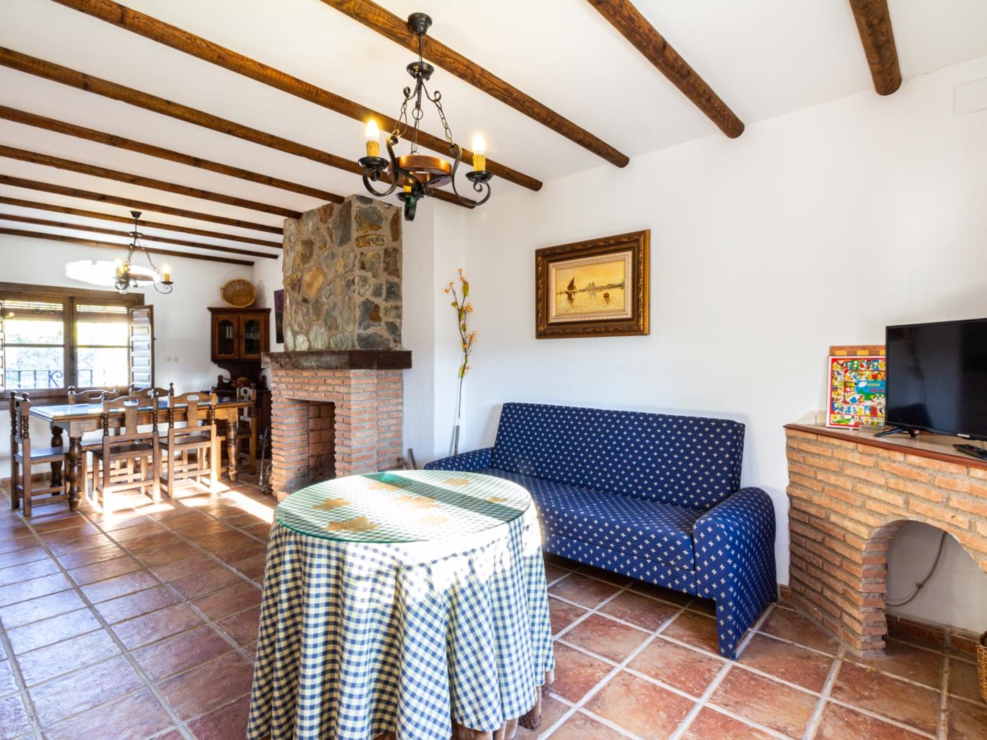 Complejo de 3 apartamentos con piscina, en Melegís