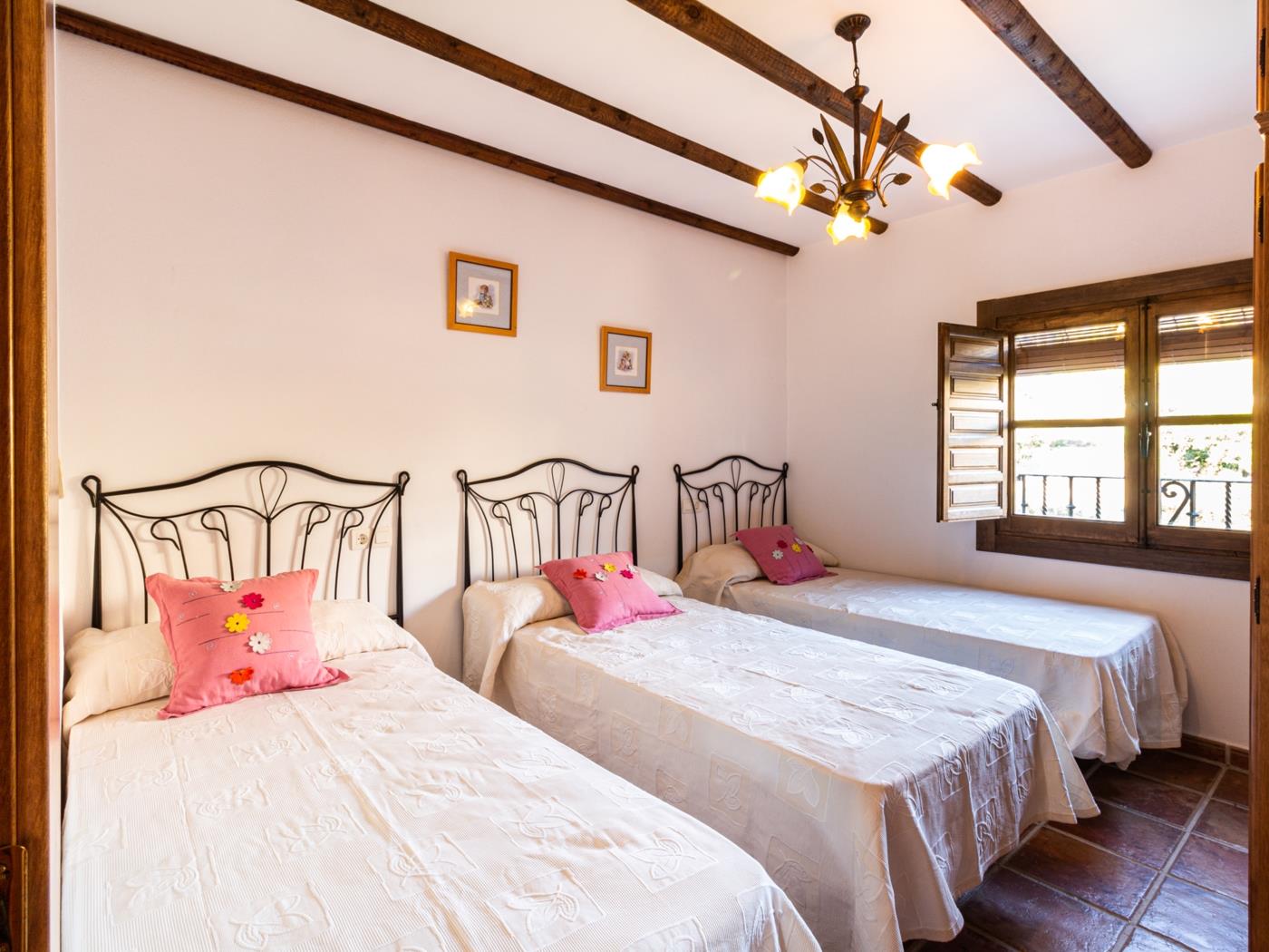 Complejo de 3 apartamentos con piscina, en Melegís