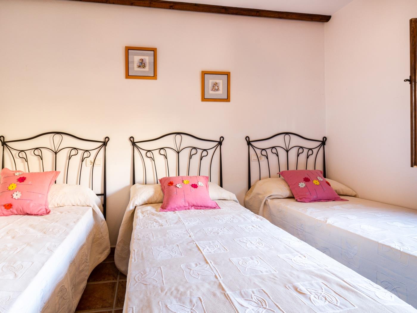 Complejo de 3 apartamentos con piscina, en Melegís