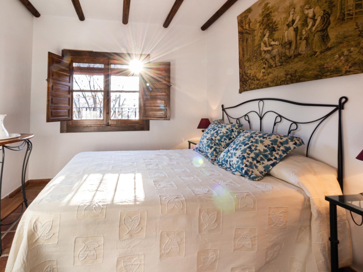 Complejo de 3 apartamentos con piscina, en Melegís