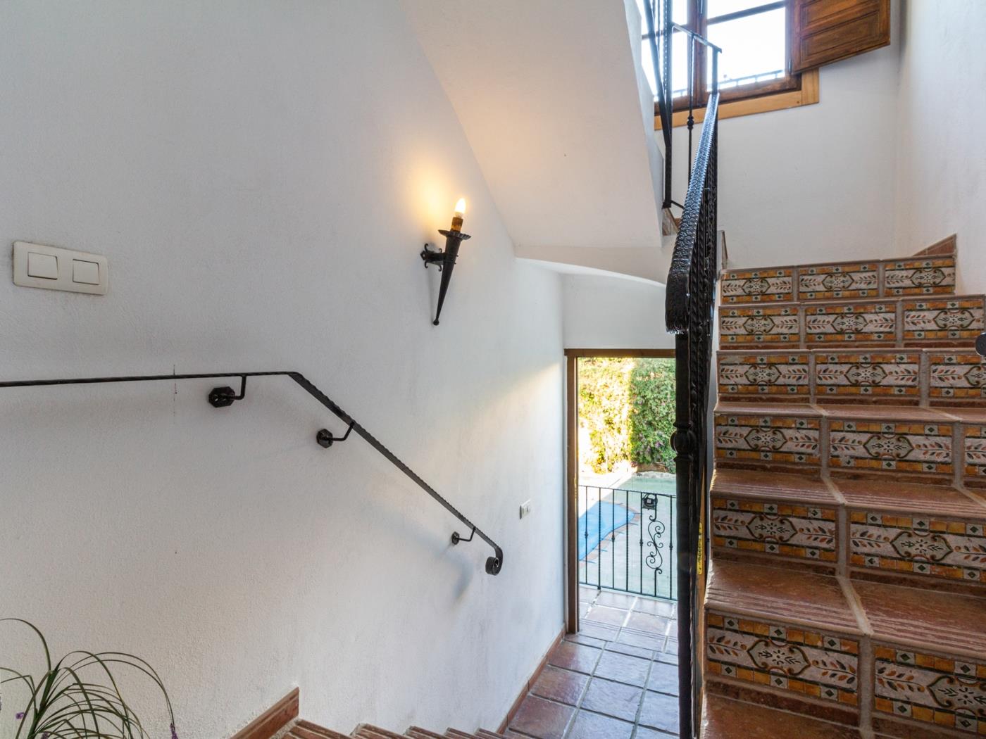 Complejo de 3 apartamentos con piscina, en Melegís