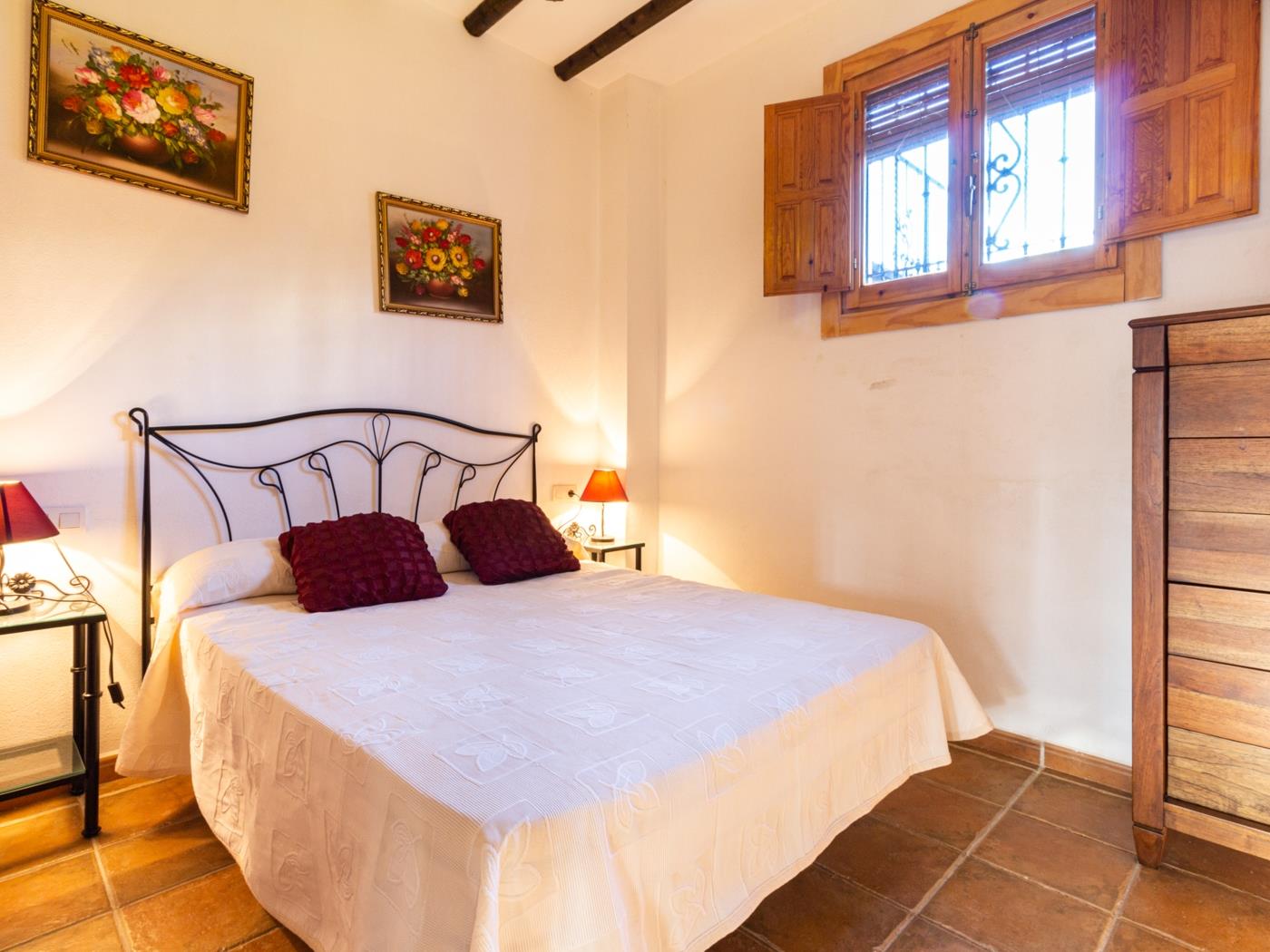 Complejo de 3 apartamentos con piscina, en Melegís