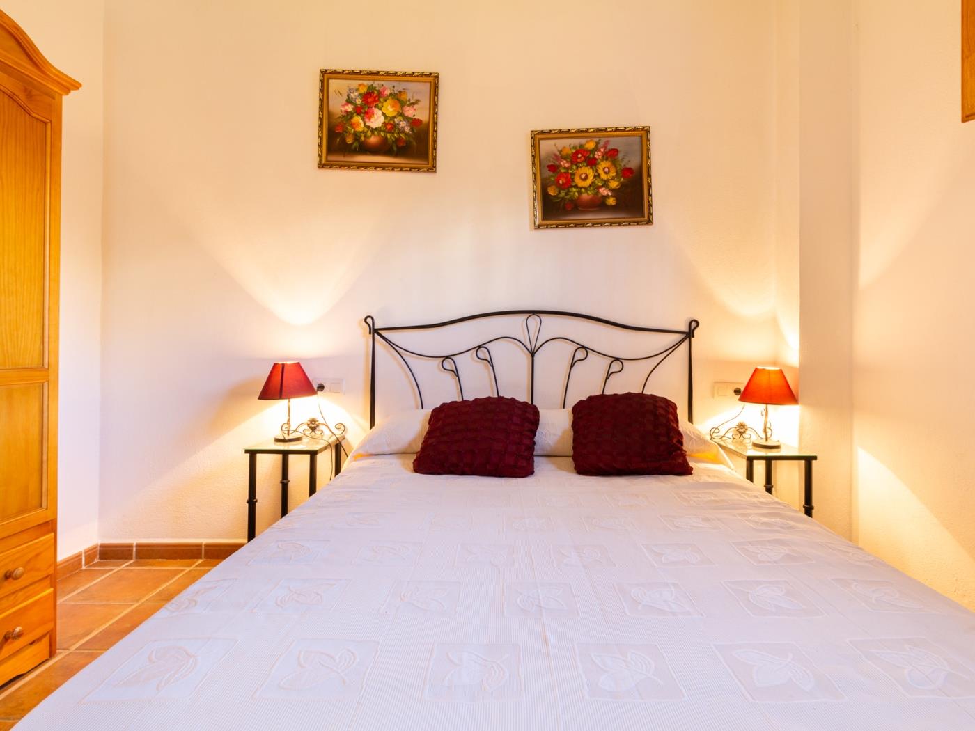 Complejo de 3 apartamentos con piscina, en Melegís