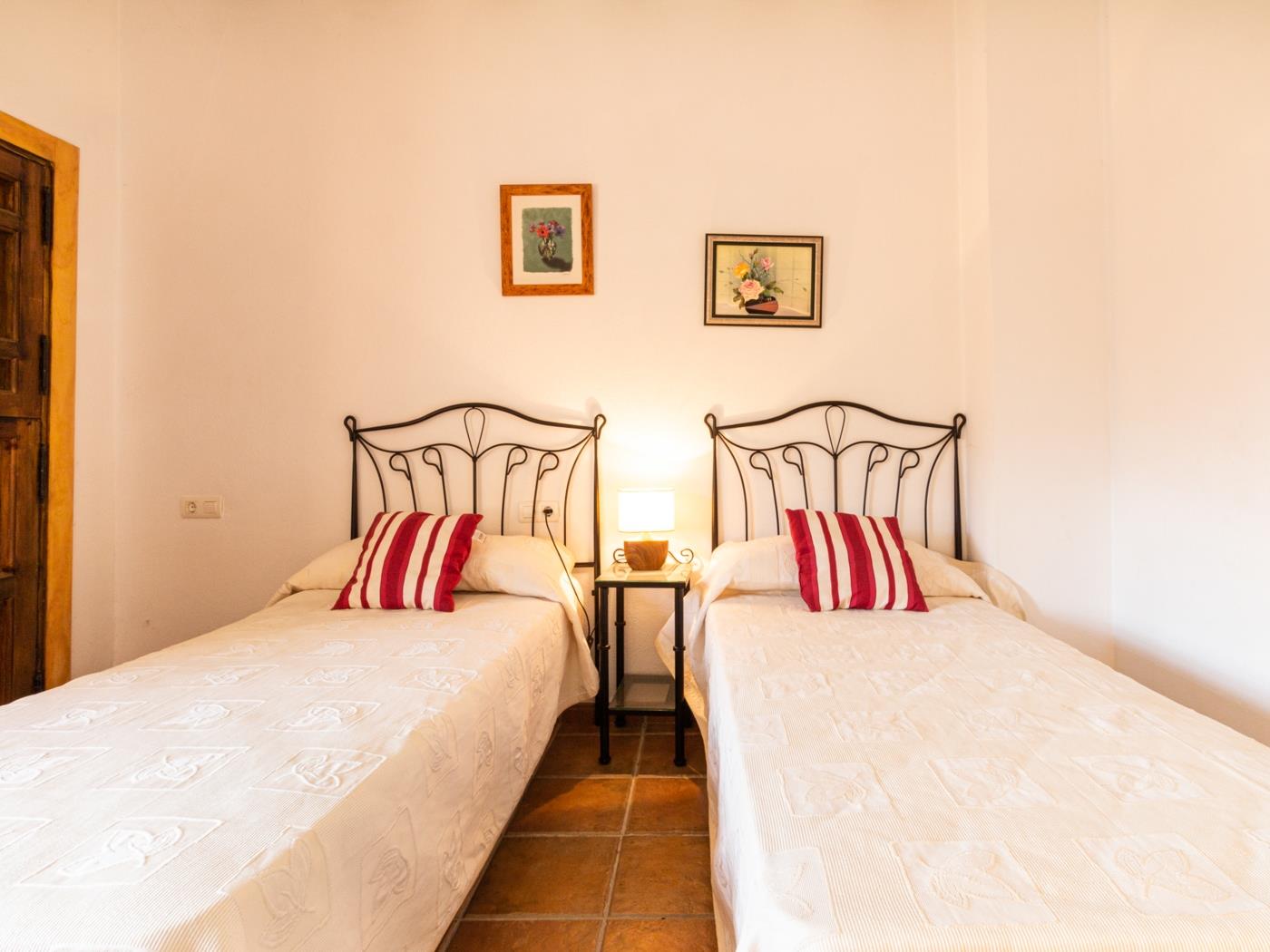 Complejo de 3 apartamentos con piscina, en Melegís