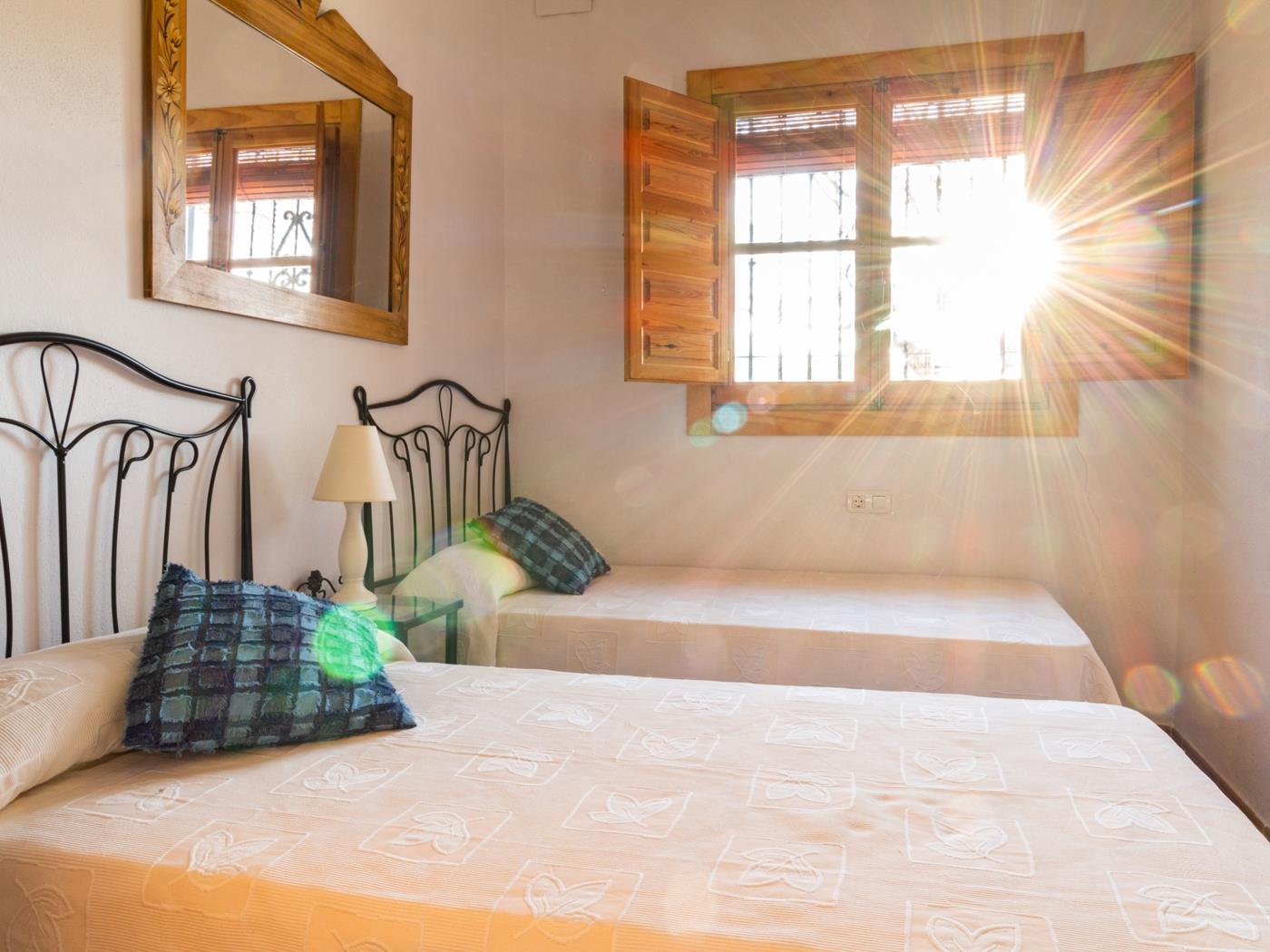 Complejo de 3 apartamentos con piscina, en Melegís