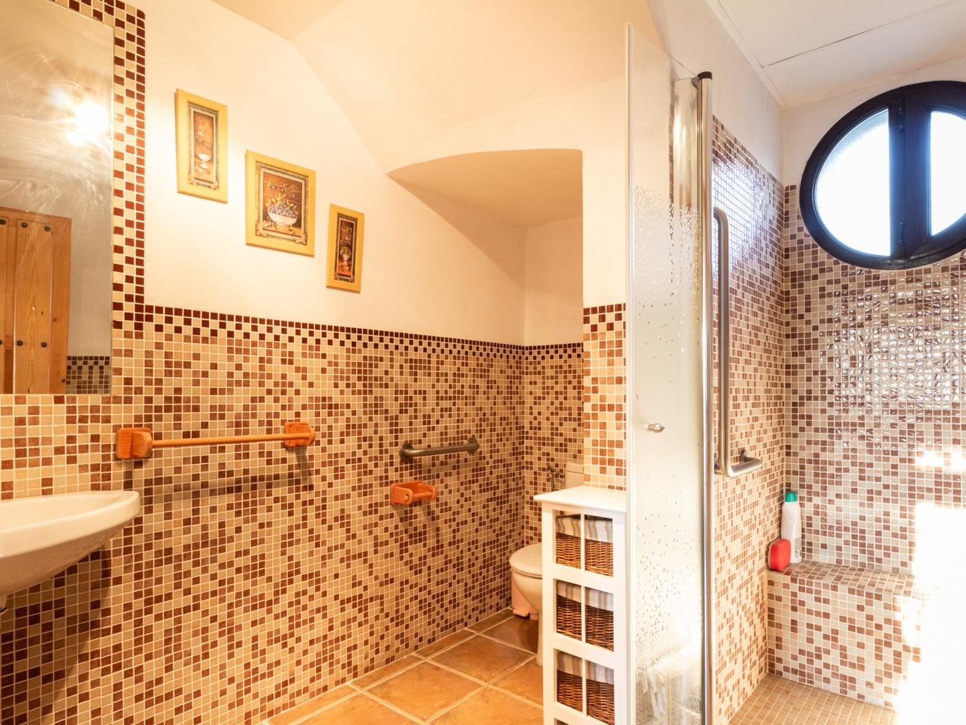 Complejo de 3 apartamentos con piscina, en Melegís