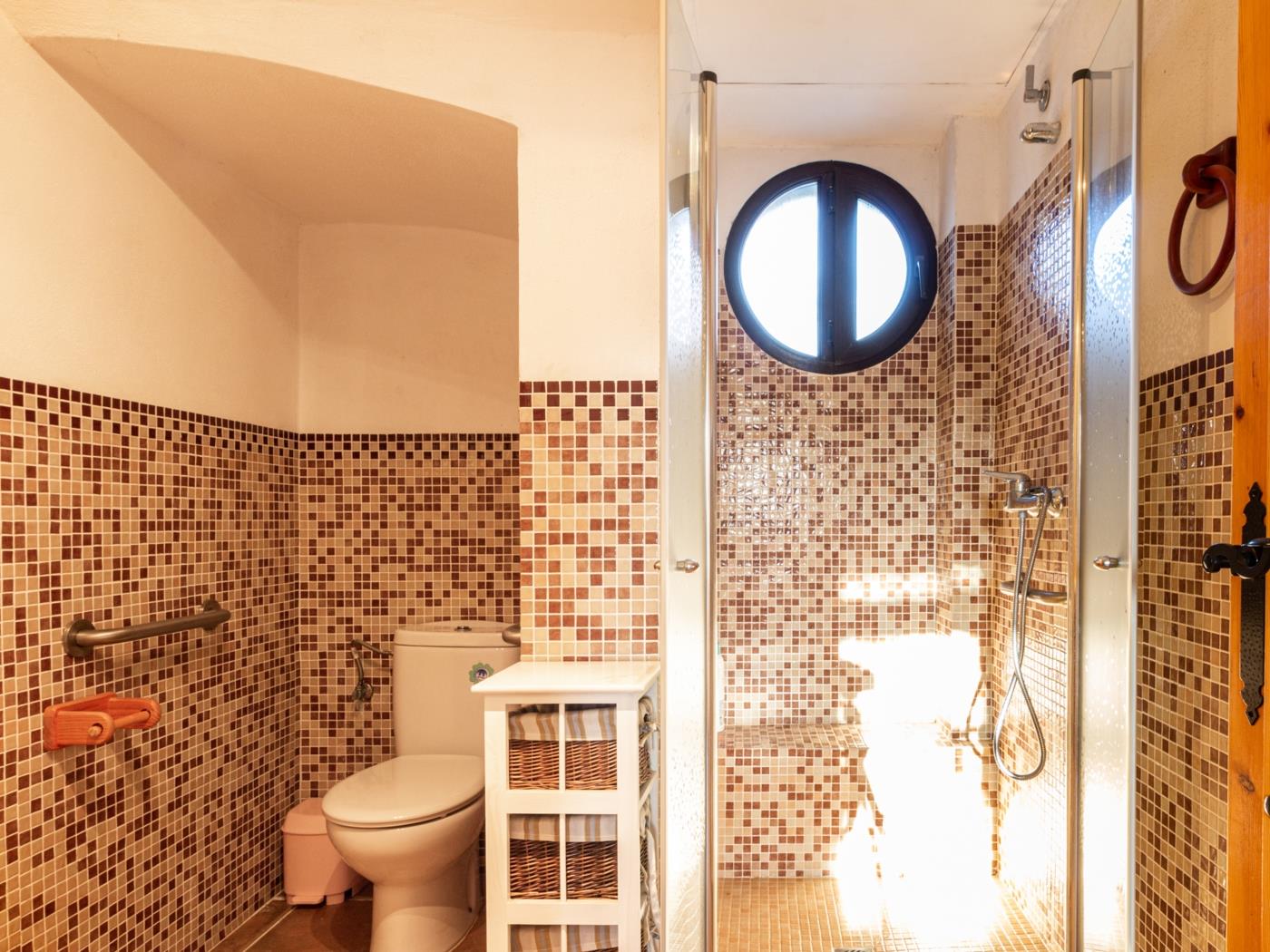Complejo de 3 apartamentos con piscina, en Melegís