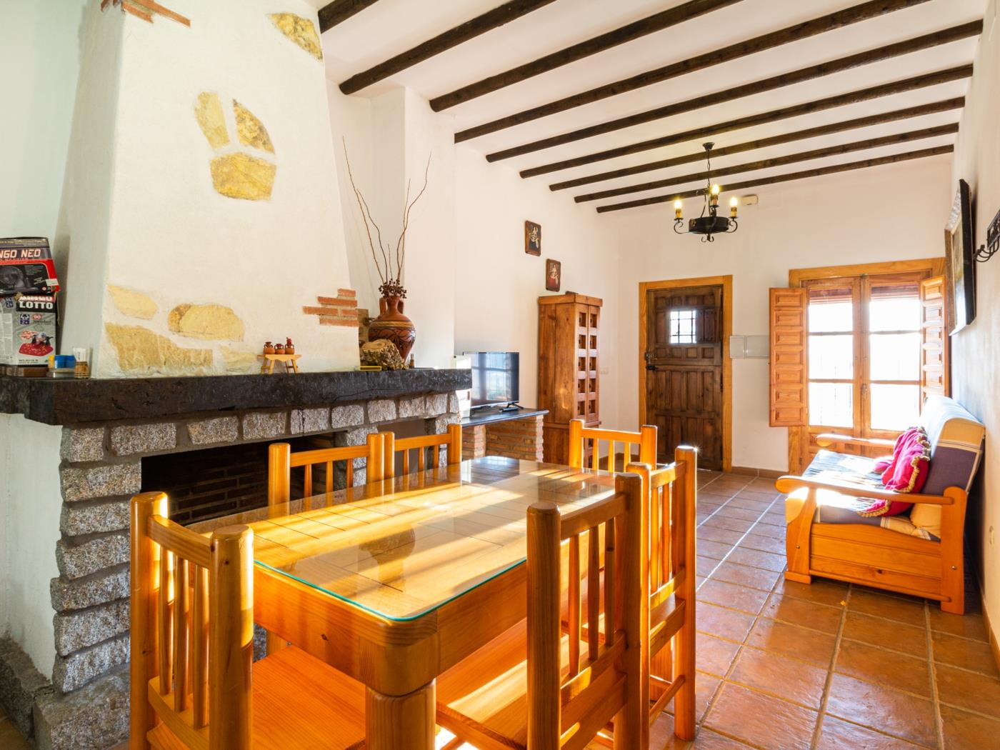 Complejo de 3 apartamentos con piscina, en Melegís