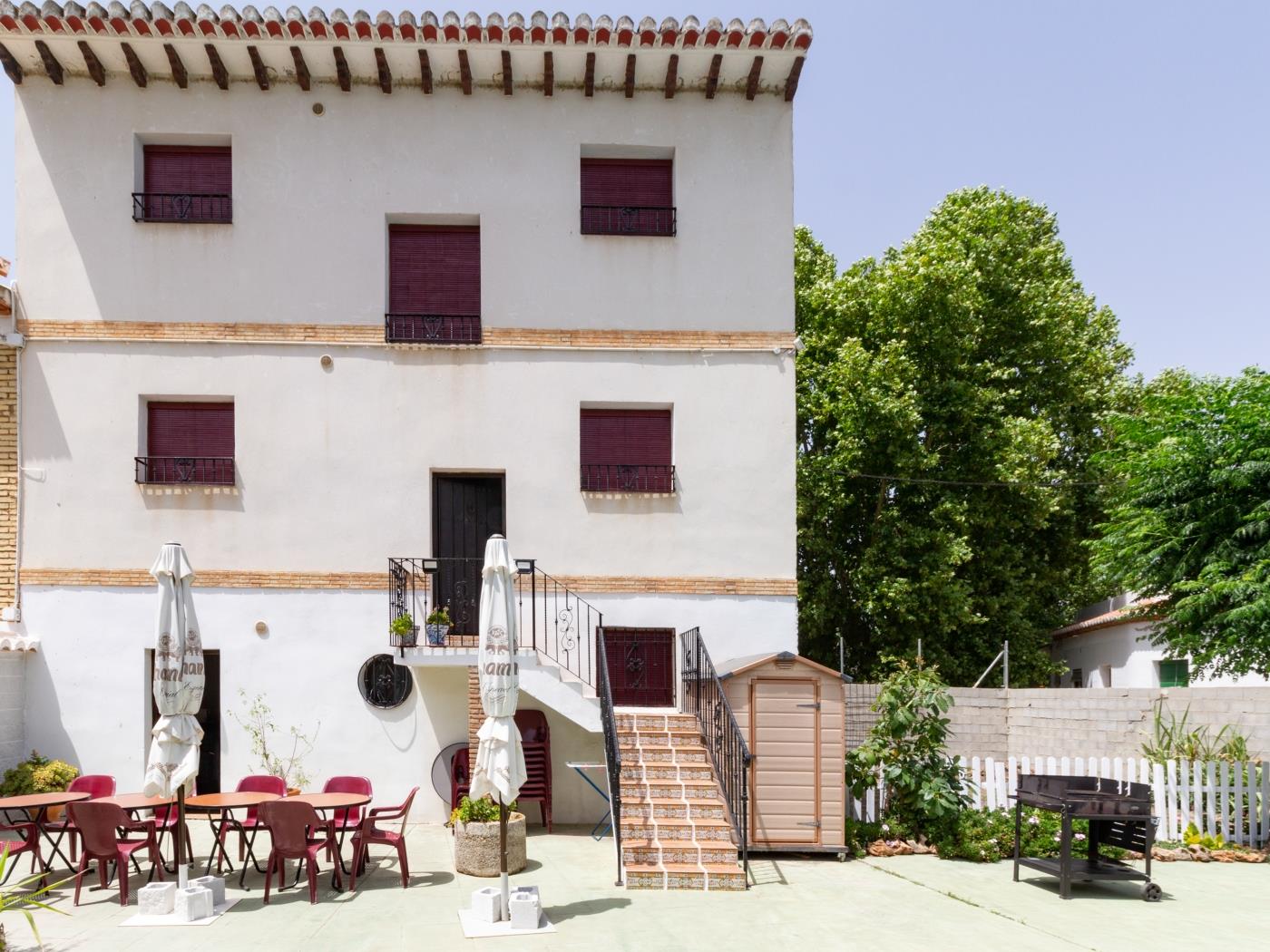 Complejo de 3 apartamentos con piscina, en Melegís