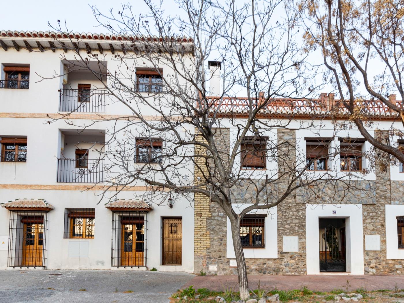 Complejo de 3 apartamentos con piscina, en Melegís