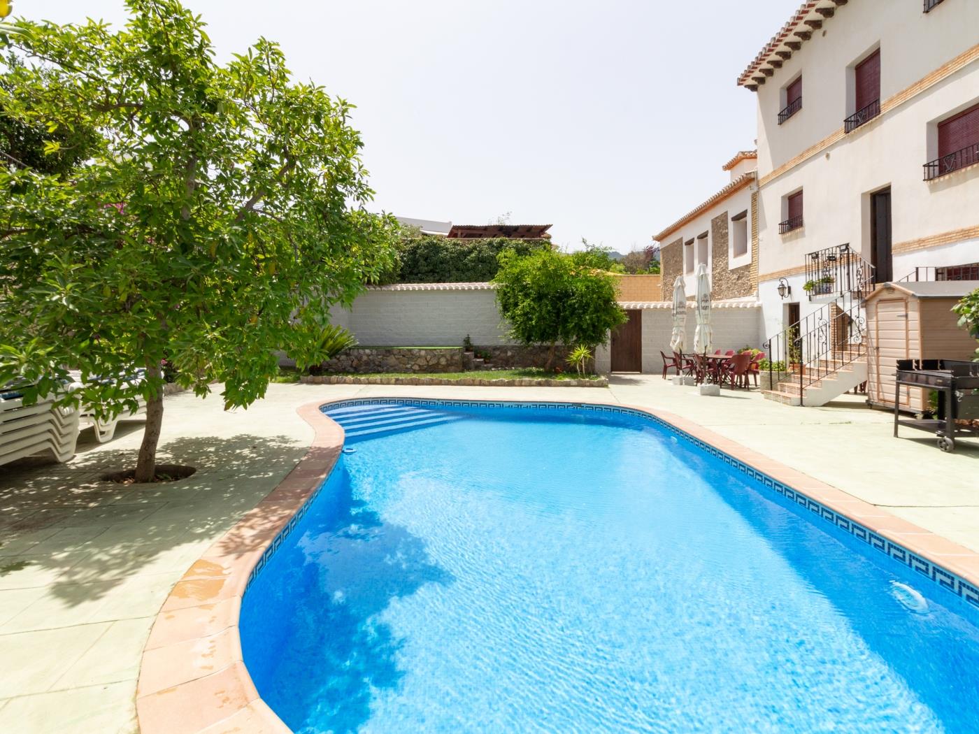 Complejo de 3 apartamentos con piscina, en Melegís