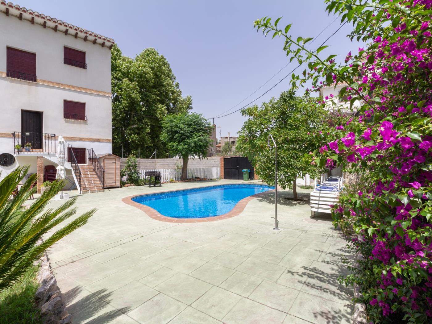 Complejo de 3 apartamentos con piscina, en Melegís