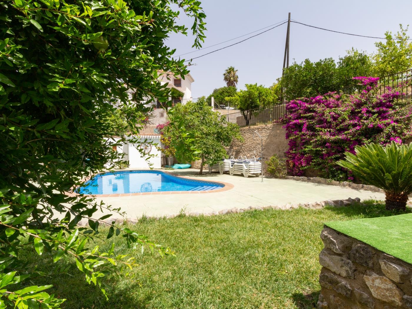 Complejo de 3 apartamentos con piscina, en Melegís
