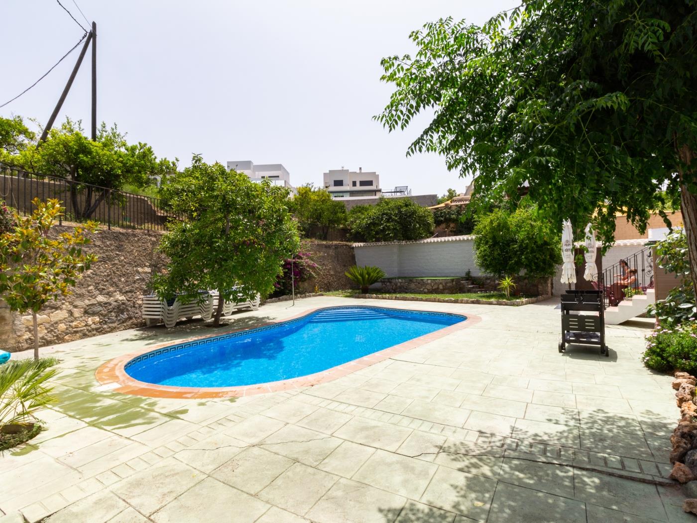 Complejo de 3 apartamentos con piscina, en Melegís