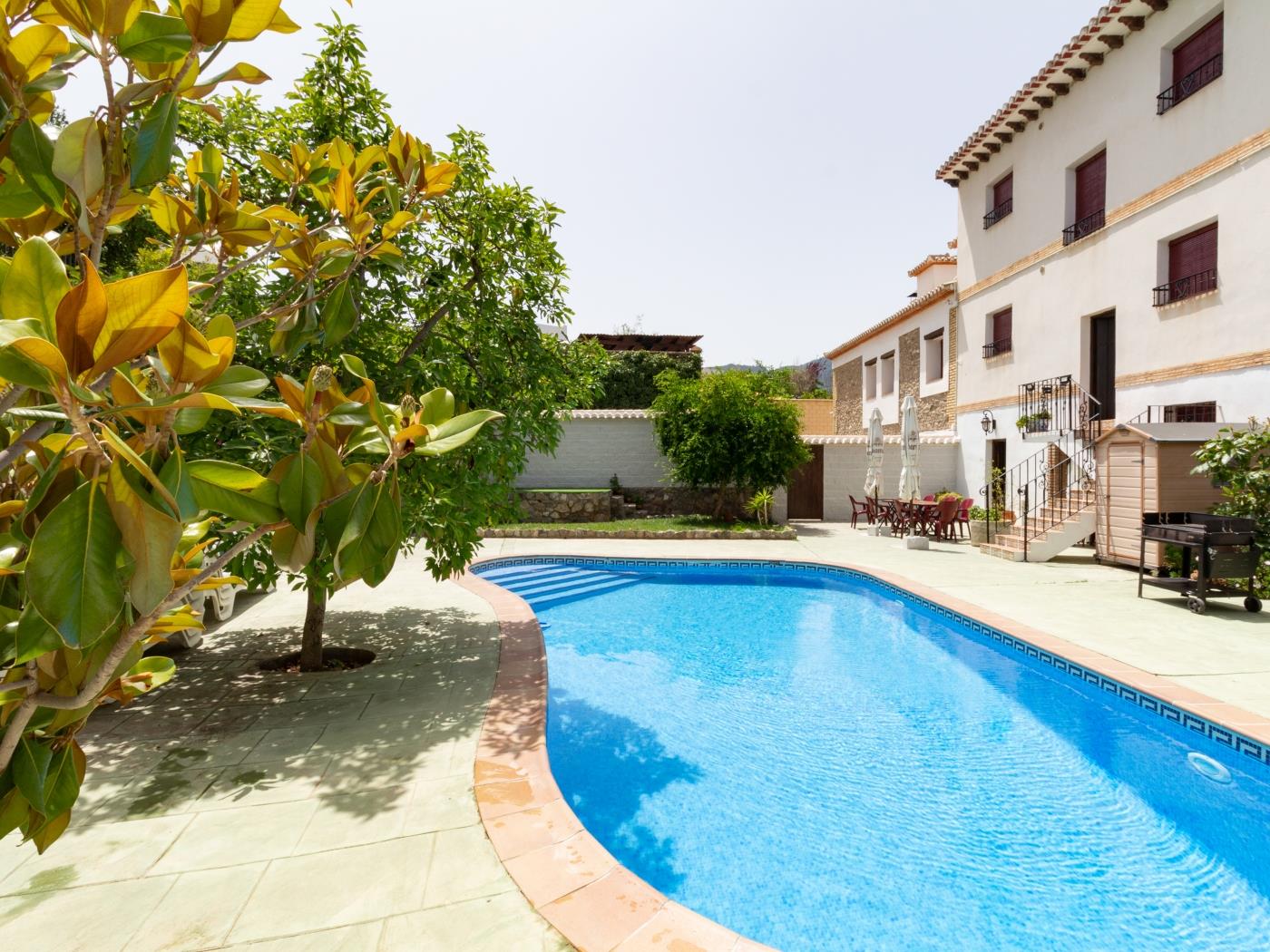 Complejo de 3 apartamentos con piscina, en Melegís