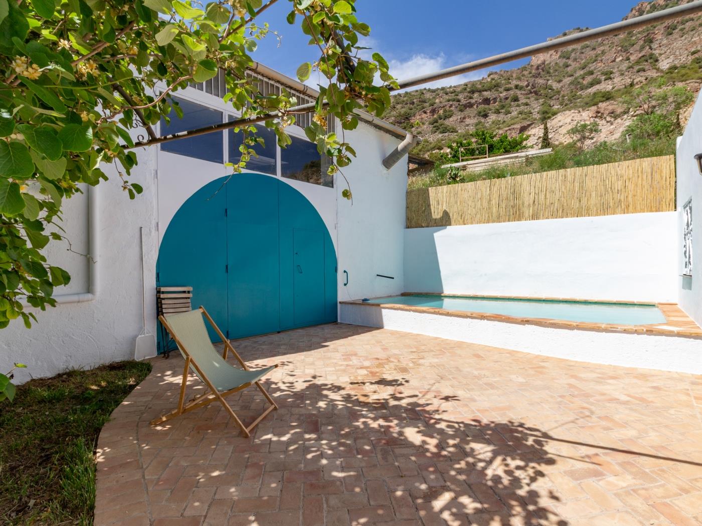 casa con piscina y sala de yoga privada en Nigüelas