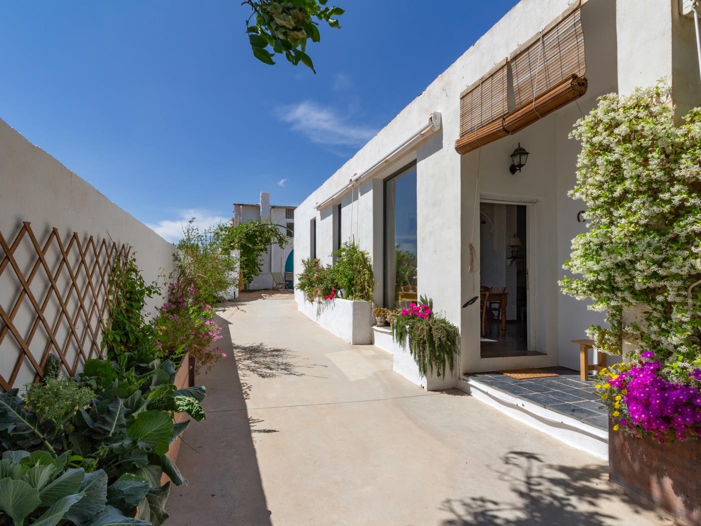 casa con piscina y sala de yoga privada en Nigüelas