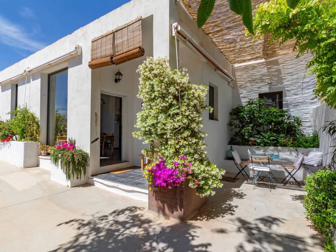 casa con piscina y sala de yoga privada en Nigüelas