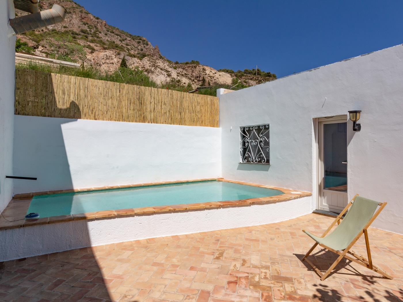 casa con piscina y sala de yoga privada en Nigüelas