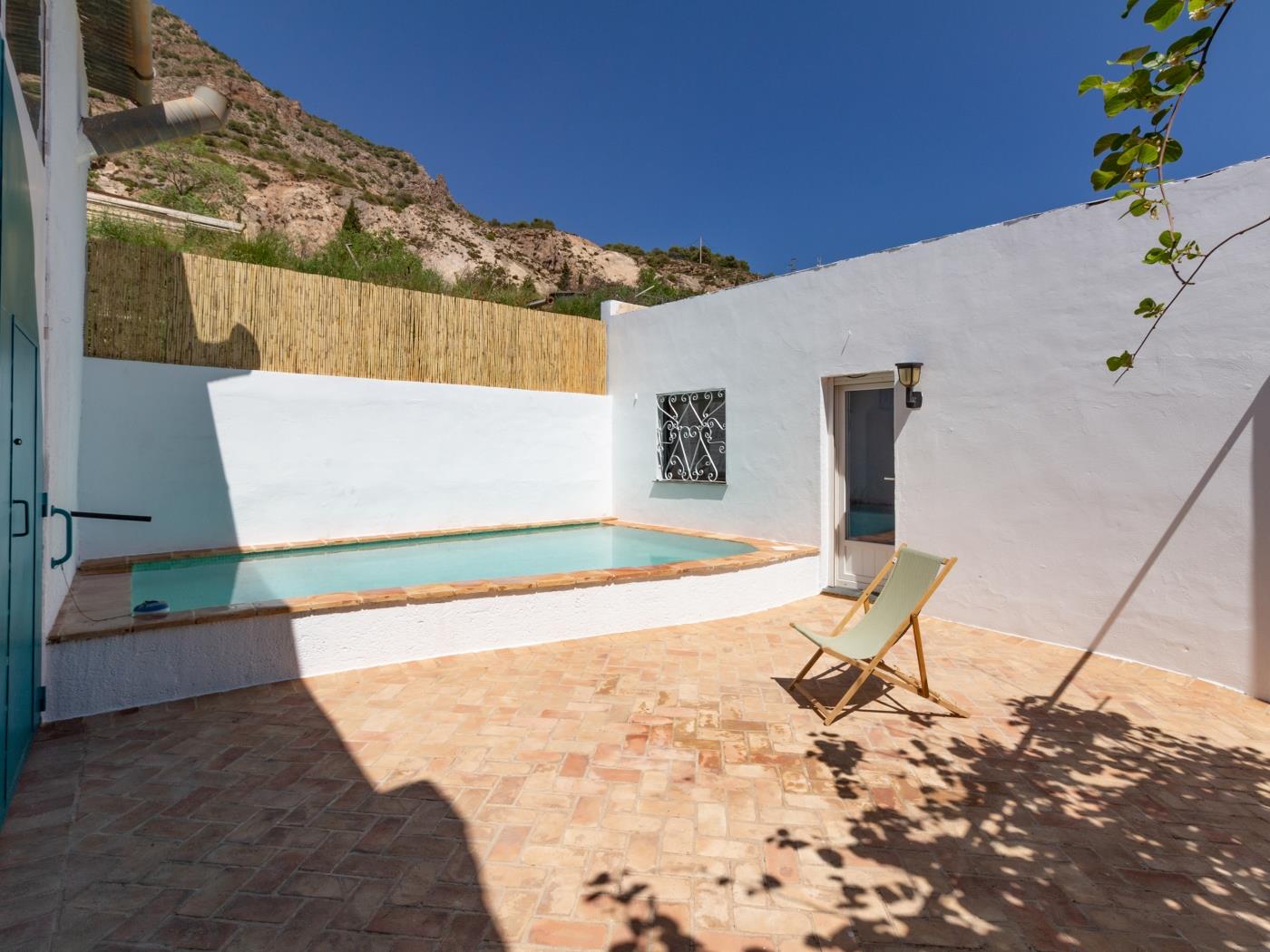 casa con piscina y sala de yoga privada en Nigüelas
