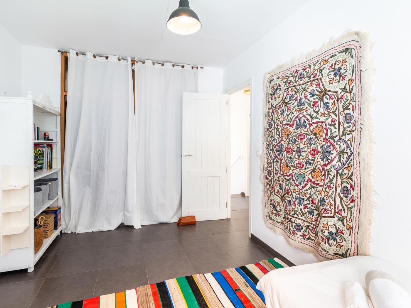 casa con piscina y sala de yoga privada en Nigüelas