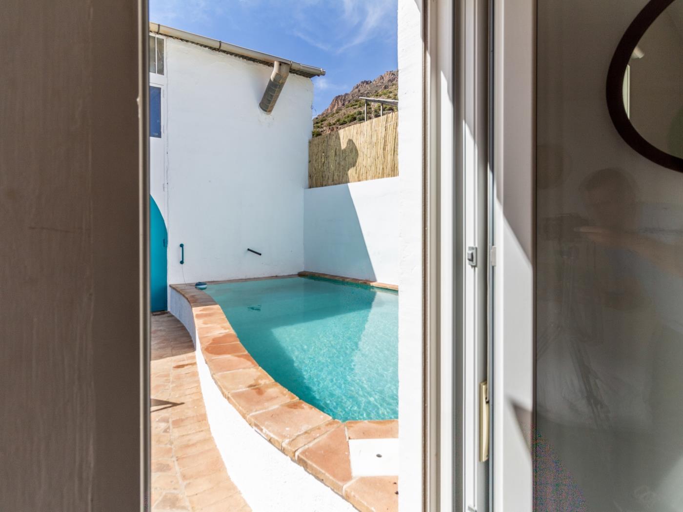 casa con piscina y sala de yoga privada en Nigüelas
