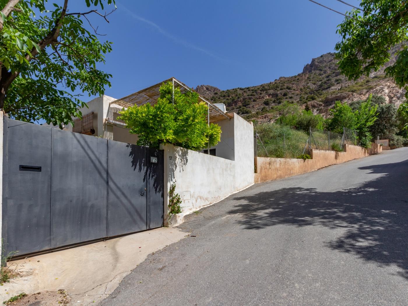 casa con piscina y sala de yoga privada en Nigüelas
