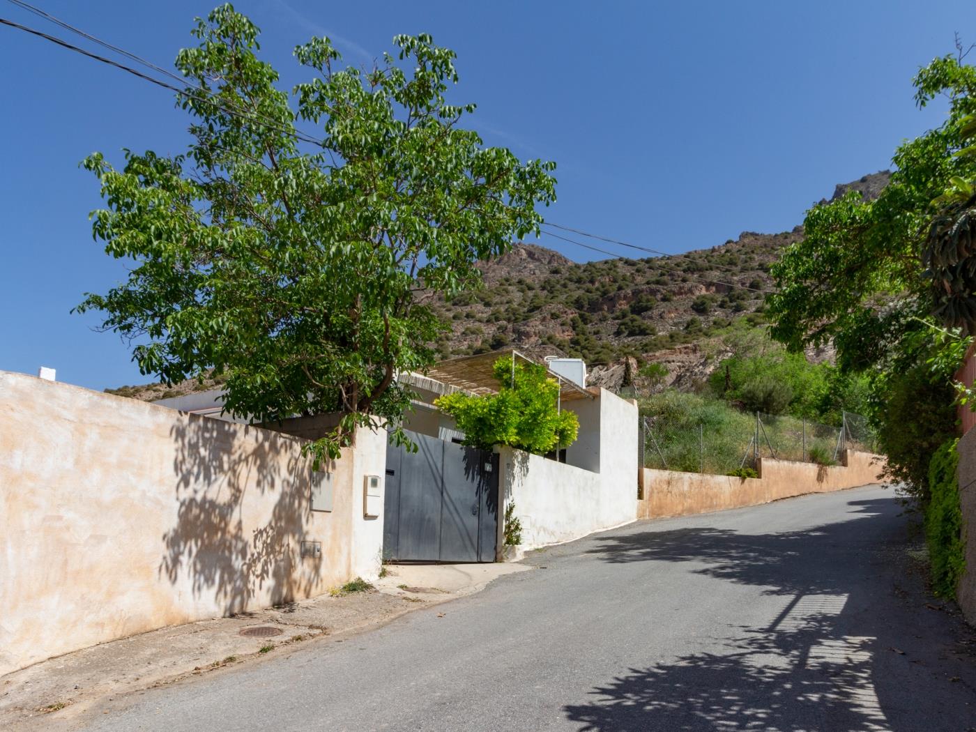 casa con piscina y sala de yoga privada en Nigüelas