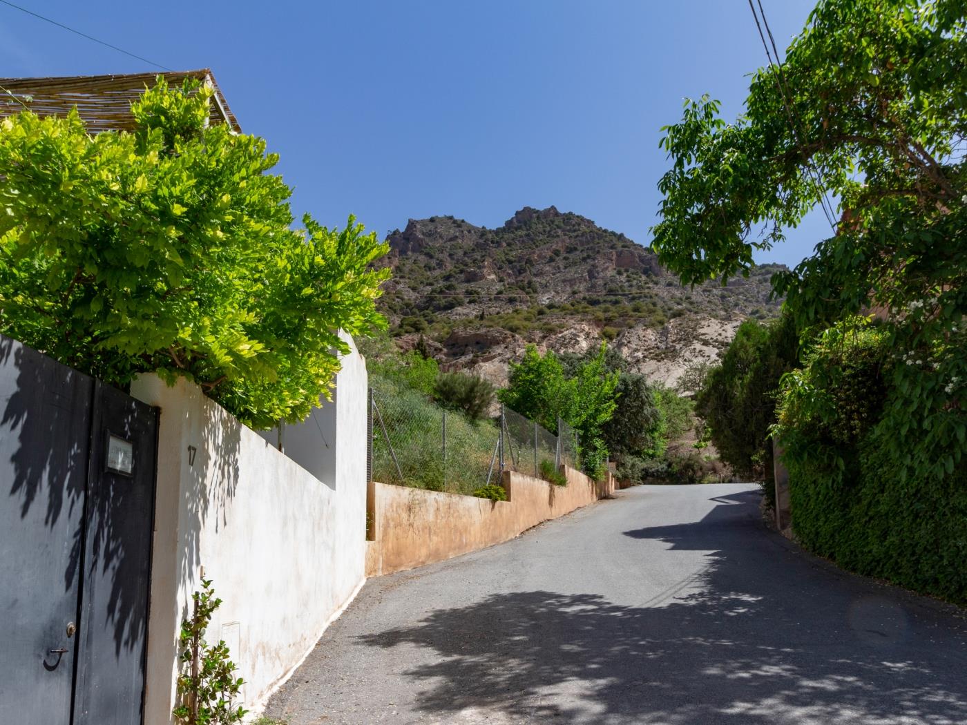 casa con piscina y sala de yoga privada en Nigüelas