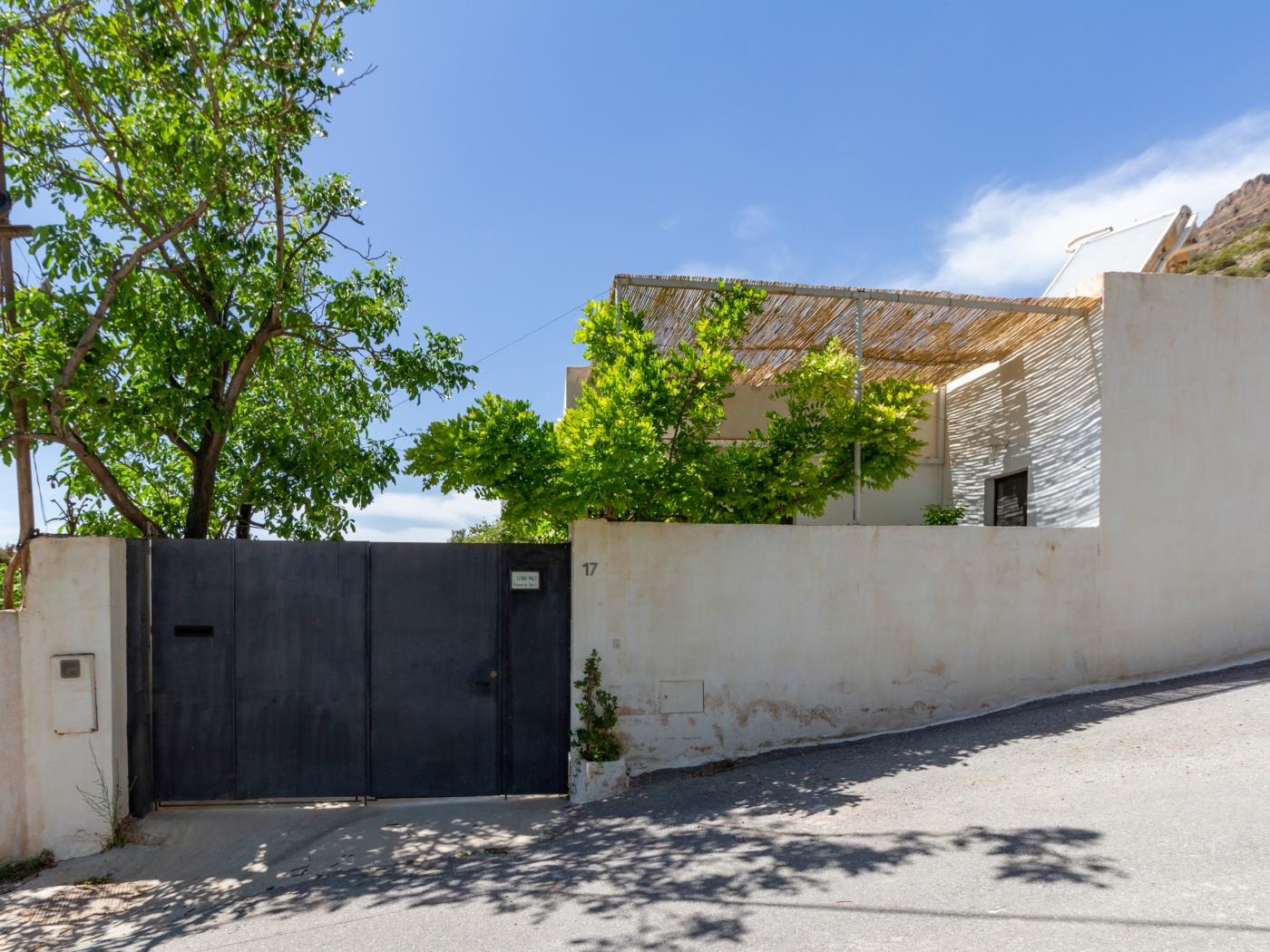 casa con piscina y sala de yoga privada en Nigüelas
